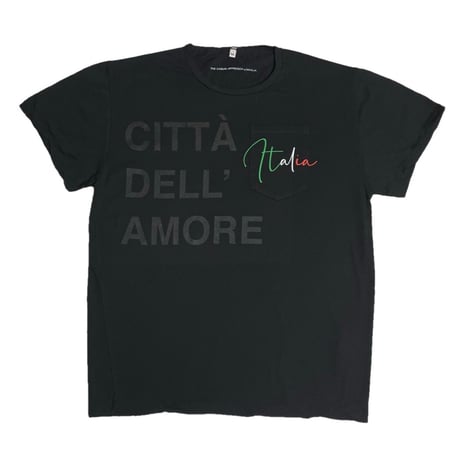 ★新品★ MADE IN ITALY製 MAGLIA 2025年SSモデル 「CITTA DELL AMORE ITALIA」 ポケット付きプリントクルーネックTシャツ ブラック S～XLサイズ