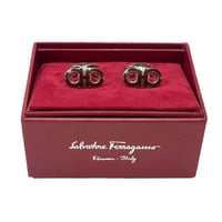 専用BOX付き MADE IN ITALY製 Salvatore Ferragamo ロゴデザインカフリンクス レッド×シルバー