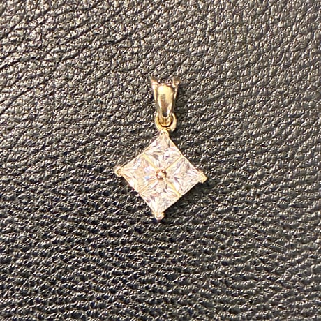 箱付き 10金製 AVALANCHE 10Kイエローゴールド ジルコニアペンダントヘッド ゴールド 縦1.8cm×横1.2cm