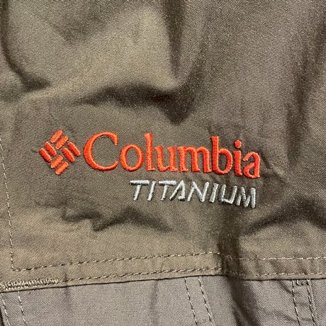 ▲訳あり商品▲ Columbia TITANIUM ナイロンマウンテンジャケット カーキ XSサイズ