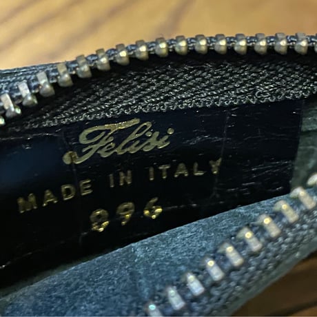 MADE IN ITALY製 Felisi ストラップ付き型押しレザーウォレットポーチ ブラック