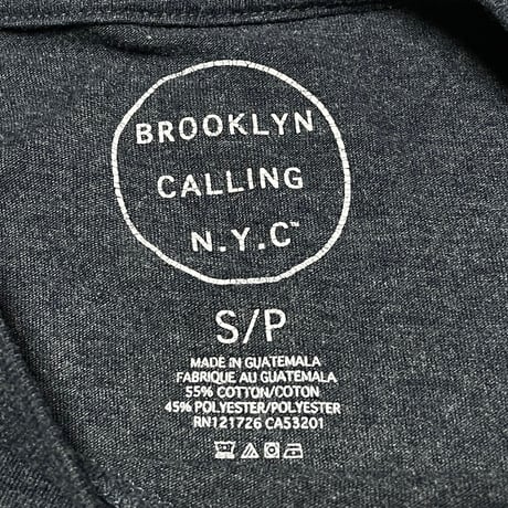 BROOKLYN CALLING N.Y.C ラジカセTシャツ チャコールグレー Sサイズ