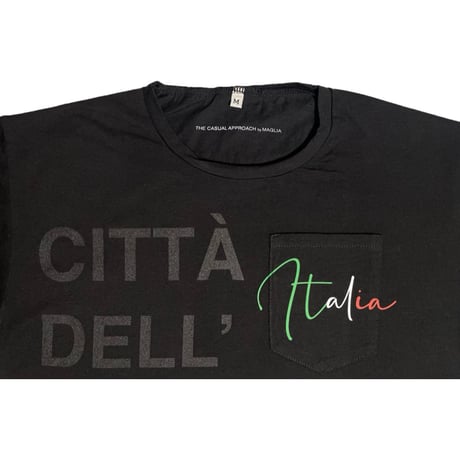 ★新品★ MADE IN ITALY製 MAGLIA 2025年SSモデル 「CITTA DELL AMORE ITALIA」 ポケット付きプリントクルーネックTシャツ ブラック S～XLサイズ