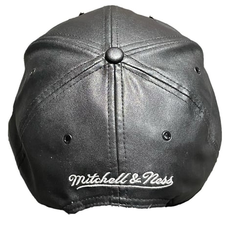 激レア mitchell & ness CHICAGO BULLS 合皮レザーメタルバックルスナップバックベースボールキャップ ブラック Fサイズ
