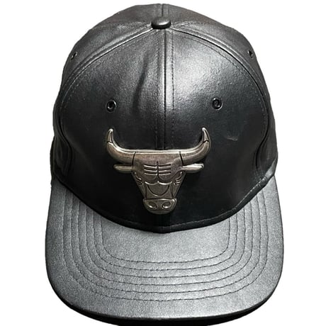 激レア mitchell & ness CHICAGO BULLS 合皮レザーメタルバックルスナップバックベースボールキャップ ブラック Fサイズ