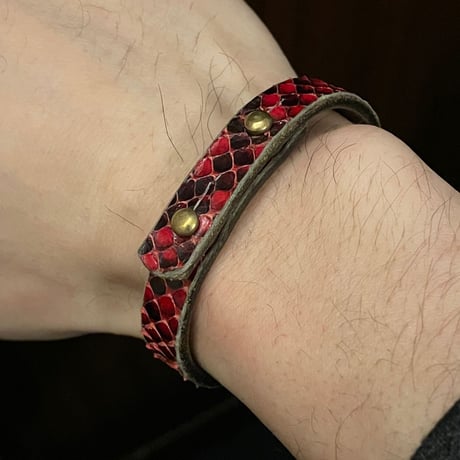 HANDMADE IN ITALY製 型押しスネーク柄レザーブレスレット レッド