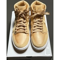 箱付き NIKE WMNS AIR JORDAN 1 RETRO SEASON OF HER COLLECTION スニーカー アイスピーチ×ホワイトメタリックゴールド WMNS8/25cm