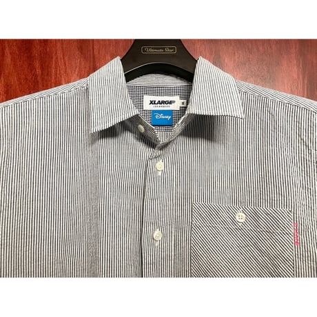 MADE IN JAPAN製 XLARGE × DiSNEY MICKEY MOUSE バックプリント入り ストライプ柄半袖シャツ ネイビー×ホワイト Mサイズ