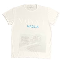 ★新品★ MADE IN ITALY製 MAGLIA 2025年AWモデル 「NAPOLI IN MAGLIA」 イタリア都市 プリント クルーネックTシャツ ホワイト×ナポリブルー M～XLサイズ