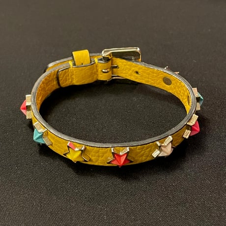 MADE IN ITALY製 RED(V) 星型スタッズ付きレザーブレスレット イエロー Fサイズ