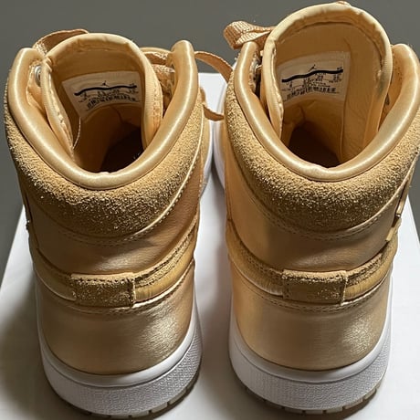 箱付き NIKE WMNS AIR JORDAN 1 RETRO SEASON OF HER COLLECTION スニーカー アイスピーチ×ホワイトメタリックゴールド WMNS8/25cm