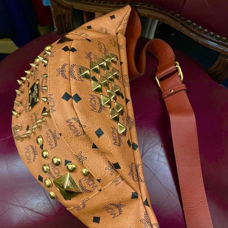 激レア MADE IN JAPAN製 TISA PHENOMENON × MCM トリプルネームモノグラム柄スタッズ付きウエストバッグ コニャック