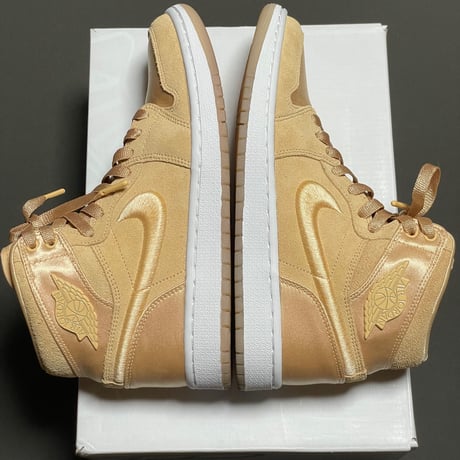 箱付き NIKE WMNS AIR JORDAN 1 RETRO SEASON OF HER COLLECTION スニーカー アイスピーチ×ホワイトメタリックゴールド WMNS8/25cm