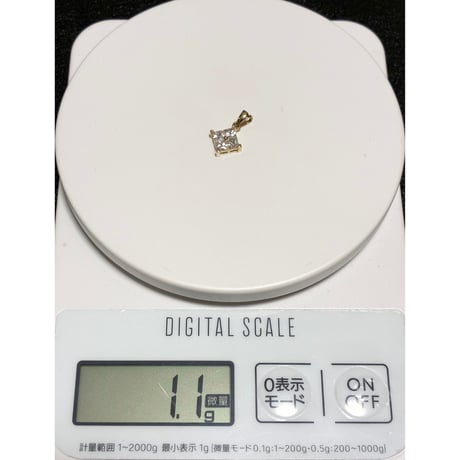 箱付き 10金製 AVALANCHE 10Kイエローゴールド ジルコニアペンダントヘッド ゴールド 縦1.8cm×横1.2cm