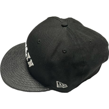 NEWERA BROOKLYN スネーク型押しスナップバックキャップ ブラック Fサイズ