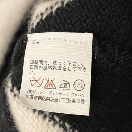 MADE IN ITALY製 GIANNI VERSACE ダイヤ柄カシミヤシルクアンゴラ混ウールタートルネックセーター ブラック×ホワイト 46サイズ