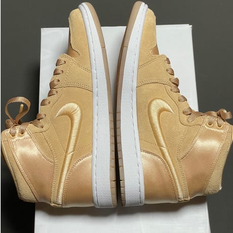 箱付き NIKE WMNS AIR JORDAN 1 RETRO SEASON OF HER COLLECTION スニーカー アイスピーチ×ホワイトメタリックゴールド WMNS8/25cm