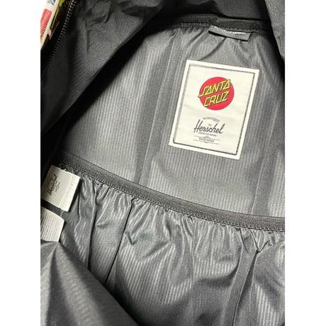 Herschel Supply × SANTA CRUZ Wネームコラボアメコミ柄バックパック ブラック Fサイズ