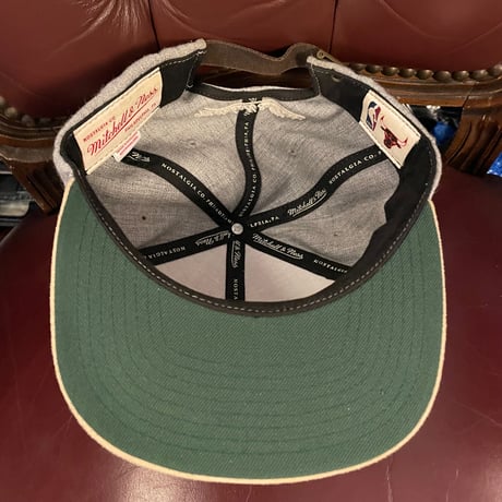 mitchell & ness NBA CHICAGO BULLS ウール混レザーベルトスナップバックキャップ グレー×ベージュ