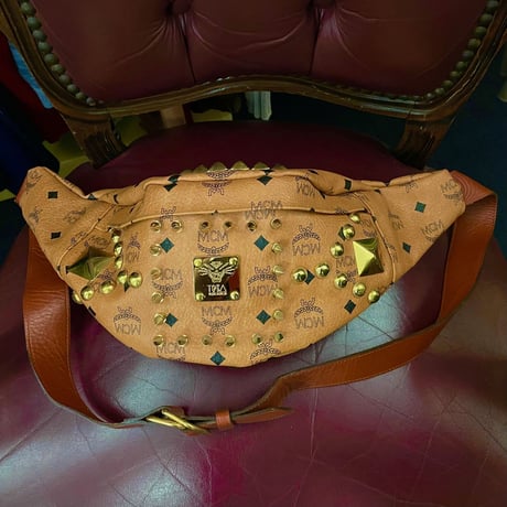 激レア MADE IN JAPAN製 TISA PHENOMENON × MCM トリプルネームモノグラム柄スタッズ付きウエストバッグ コニャック