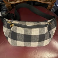 MADE IN JAPAN製 SWAGGER ブロックチェック柄ボディバッグ ブラック×グレー