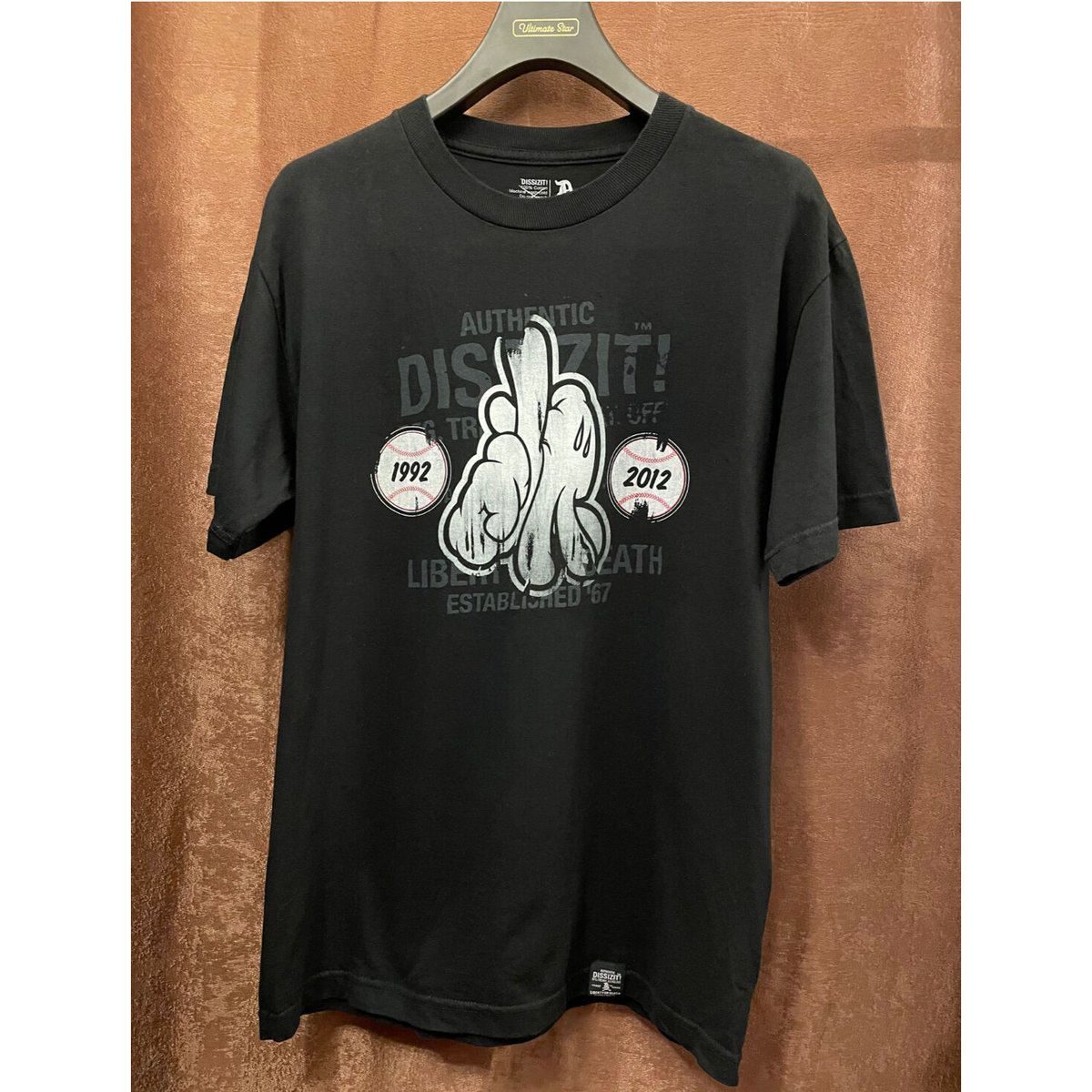 新品 DISSIZIT ディスイズイット プリント 西海岸 ストリート Tシャツ DISSIZIT/ディスイズイット】SEARCH AND DESTROY TEE Tシャツ / BLACK