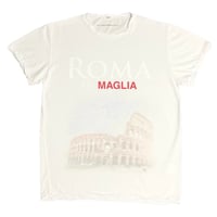 ★新品★ MADE IN ITALY製 MAGLIA 2025年AWモデル 「ROMA IN MAGLIA」 イタリア都市 コロッセオ プリント クルーネックTシャツ ホワイト×レッド M～XLサイズ