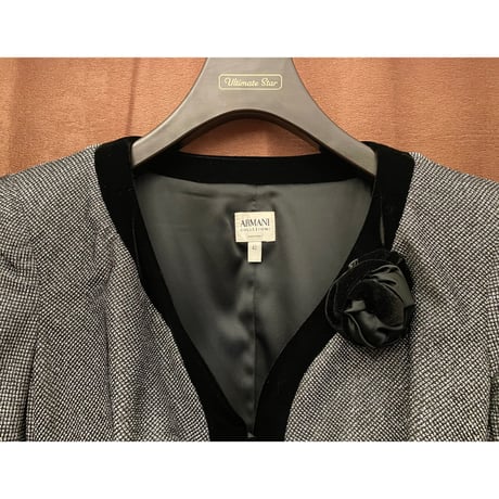 MADE IN ITALY製 ARMANI COLLEZIONI コサージュ付きジャケット シルバー×ブラック 42サイズ