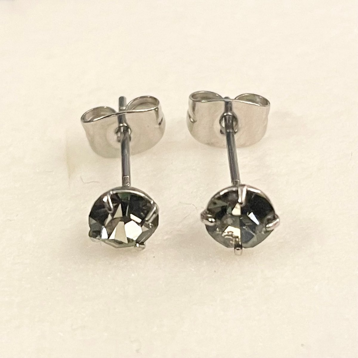 ダイヤモンドピアス&リングセット ブラックカラーダイヤ風ピアスセット ブラック×シルバー