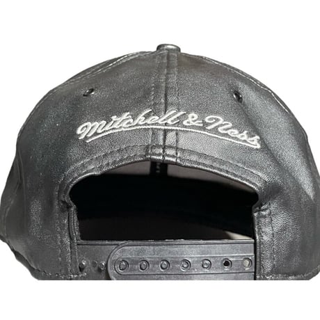 激レア mitchell & ness CHICAGO BULLS 合皮レザーメタルバックルスナップバックベースボールキャップ ブラック Fサイズ