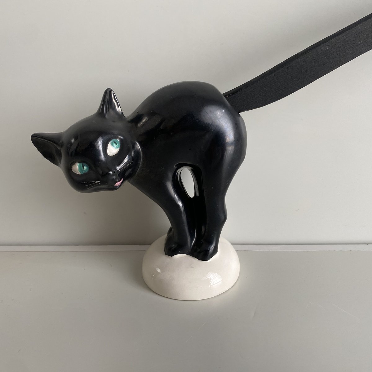 Goebel Cat Pretzel Holder | Holz_antiques