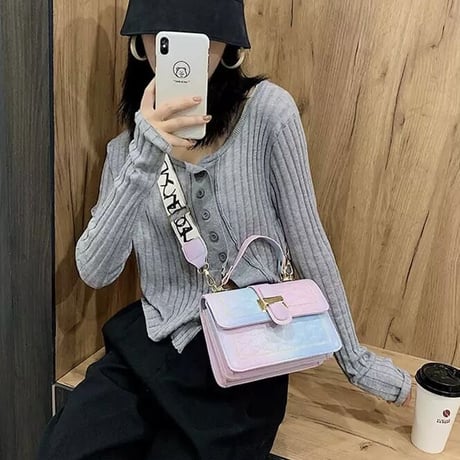 ロゴストラップ バックルキルティングバッグ 2色展開