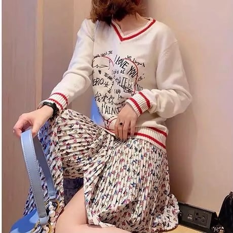 ラインVネック ハートメッセージニット