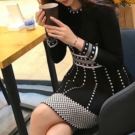 モノクロ美ライン ニットワンピース