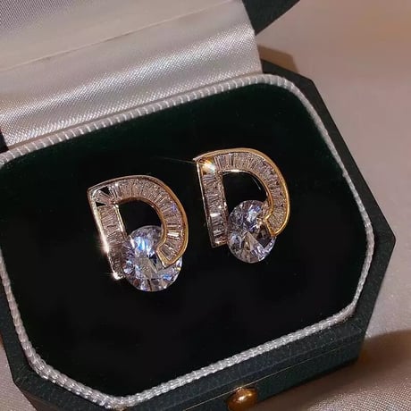 ビッグジルコニアストーン Dモチーフピアス 2色展開