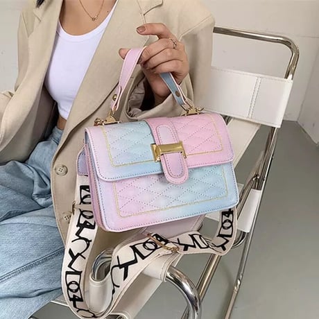 ロゴストラップ バックルキルティングバッグ 2色展開