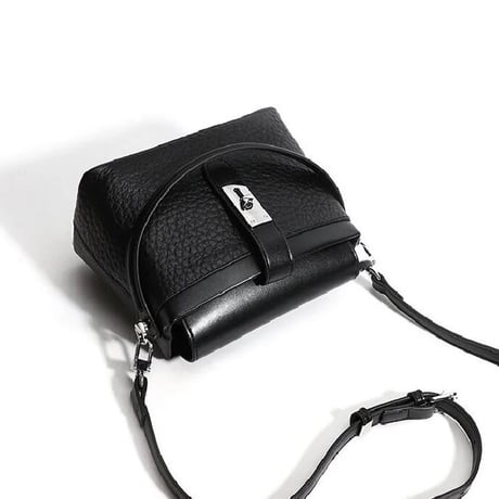 シルバーバックル レザーバッグ