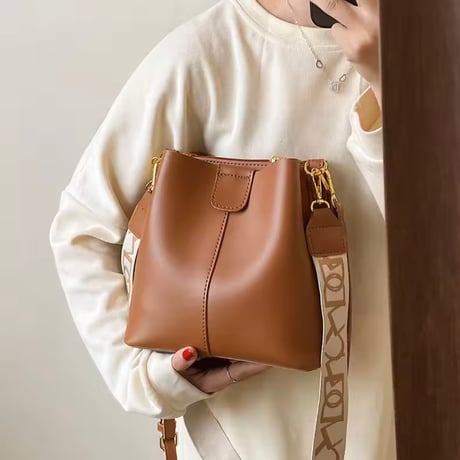 ロゴストラップバケットバッグ 4色展開