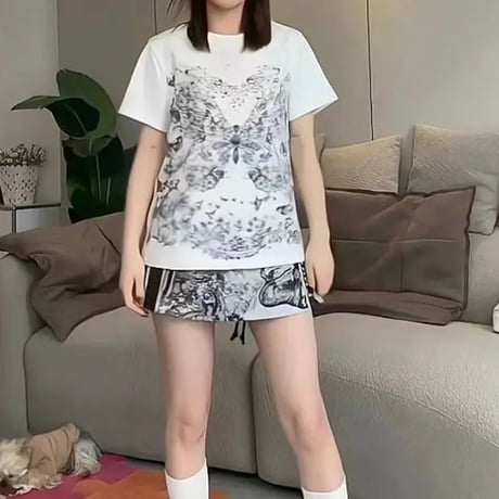 バタフライプリント Tシャツ