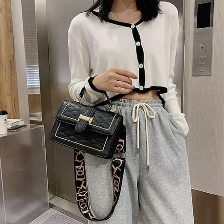 ロゴストラップ バックルキルティングバッグ 2色展開