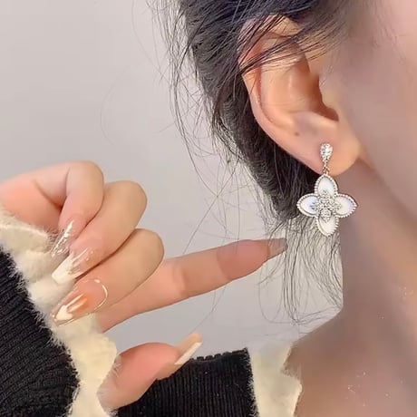 ホワイトフラワーピアス
