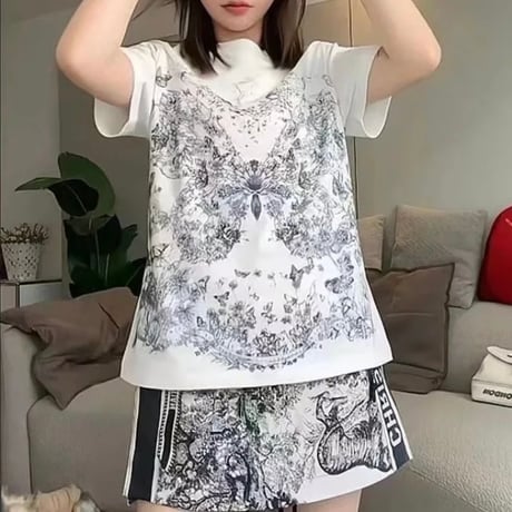 バタフライプリント Tシャツ