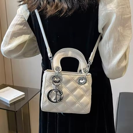 【2サイズ】シルバーチャームバッグ 2色展開