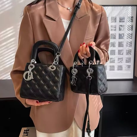 【2サイズ】シルバーチャームバッグ 2色展開