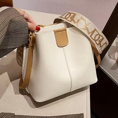 ロゴストラップバケットバッグ 4色展開