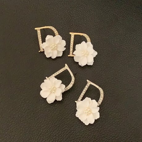 Dモチーフ フラワーピアス 2色展開