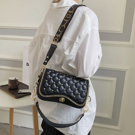 ロゴストラップ  パールモチーフキルトバッグ 2色展開