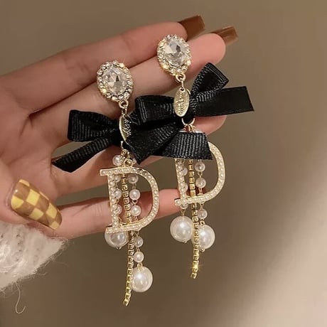 Dモチーフパール リボンピアス 2色展開