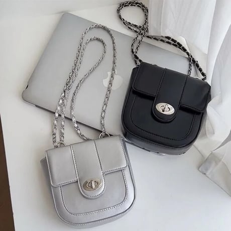 ハーフサークル シルバーチェーンバッグ 2色展開