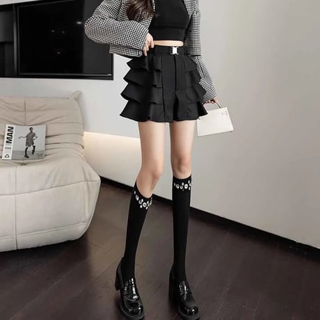 シルバーバックル フリルショートパンツ